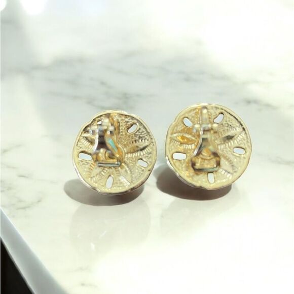 Vintage Avon Gold Tone Sand Dollar Clip On Earrings - Picture 2 of 2